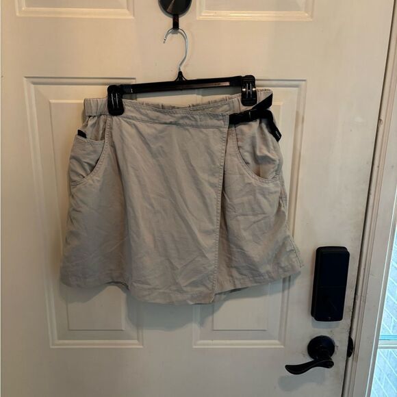 Columbia Khaki Skorts with Wrap Design - Picture 4 of 4